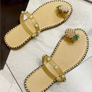 Pineapple pearl strap sandal. Clip toe flip flops 
Ver comfy! Cute !